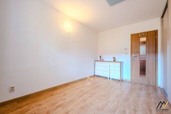 Tento 2- izbový byt (50 m2) vás hneď pri vstupe príjemne pre