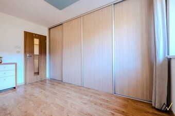 Tento 2- izbový byt (50 m2) vás hneď pri vstupe príjemne pre