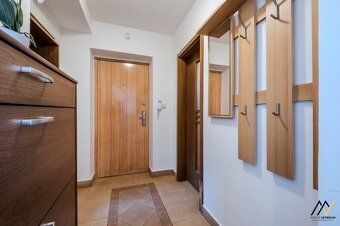 Tento 2- izbový byt (50 m2) vás hneď pri vstupe príjemne pre