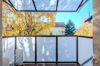 Tento 2- izbový byt (50 m2) vás hneď pri vstupe príjemne pre