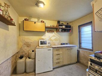 Ponúkame Vám na predaj samostatne stojacu murovanú chatu so 