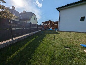 3 izbový byt v polyfunkčnej budove so záhradou v Lipanoch Po
