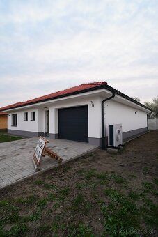 Ponúkam na predaj moderný bungalov - novostavbu v pokojnej č