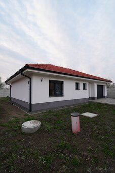 Ponúkam na predaj moderný bungalov - novostavbu v pokojnej č