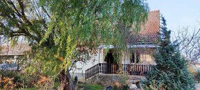 Ponúkam na predaj rodinný dom, ktorý je postavený z kvádra. 