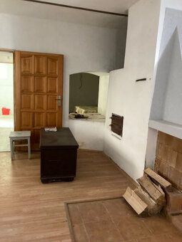 Ponúkam na predaj cihlový dom s dispozíciou 3+kk, nachádzajú