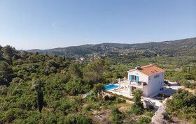 Ponúkame na predaj krásnu rodinnú vilu s bazénom a panoramat
