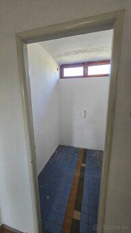 V obci Tekovské Lužany okr Levice na predaj komerčna budova.