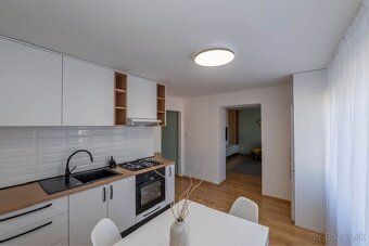 Ponúkame do prenájmu: 2 izbový byt s balkónom v osobnom vlas
