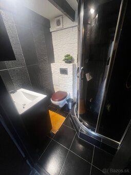 POPIS BYTU
2 izbový byt o rozlohe 56 m2 + balkón sa nachádza