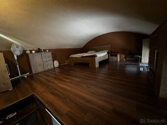 POPIS BYTU
2 izbový byt o rozlohe 56 m2 + balkón sa nachádza