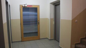 Od mája 2026 je na prenájom 2,5i byt na 4p v obytnom bloku P