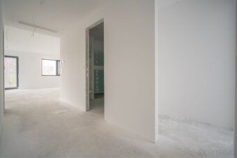 Priestranný 3-izbový byt s veľkou terasou v projekte Apartmá