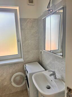 Prenajmem 2 izbový byt o výmere 45m s balkónom a parkovacím 