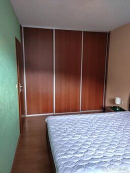 Ponúkam na dlhodobý prenájom zariadený 2-izbový byt s balkón