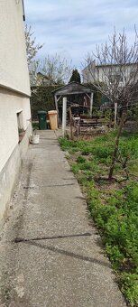 Ponúkame na predaj jednopodlažný podpivničený rodinný dom s 