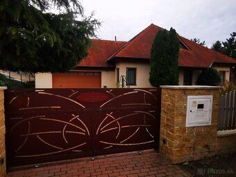Posch.RD dominuje na rozsiahlom pozemku 1786 m2. Je vzdialen