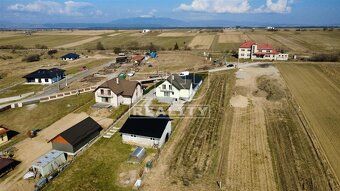 TUreality ponúka na predaj rovinatý a slnečný pozemok v obci