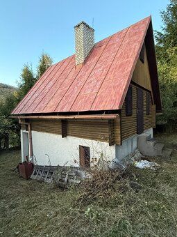 Chata sa nachádza na pozemku o výmere 386 m² a disponuje via