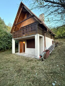 Chata sa nachádza na pozemku o výmere 386 m² a disponuje via