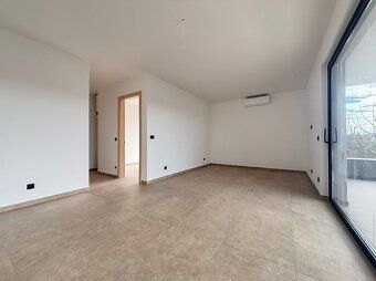 Trojizbový novopostavený apartmán s výhľadom na more Severná