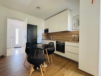 Zariadený mezonetový trojizbový apartmán s dvorom a vírivkou
