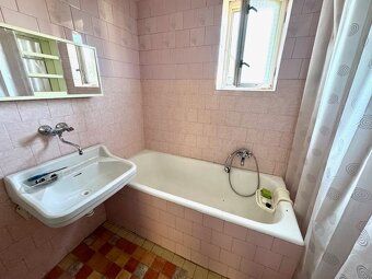 Ponúkame Vám na predaj poschodový rodinný dom postavený na 8
