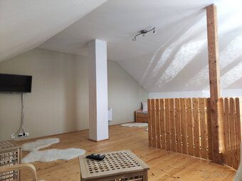 Ponúkam na predaj rekreačnú chatu situovanú vo vyhľadávanej 
