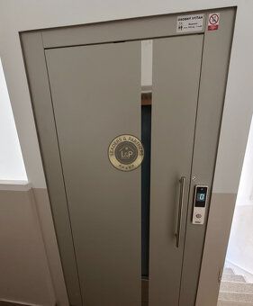 Svetlý a priestranný 2-izbový byt pri centre – komfortné býv