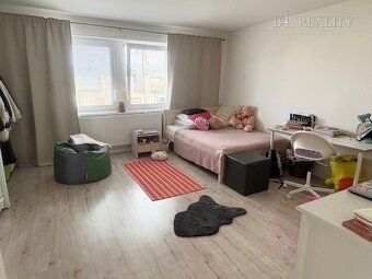 Ponúkame Vám na predaj samostatne stojaci rodinný dom s rovi