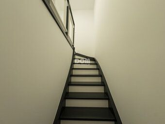 Ponúkam na predaj kompletne zariadený dvojpodlažný rodinný d