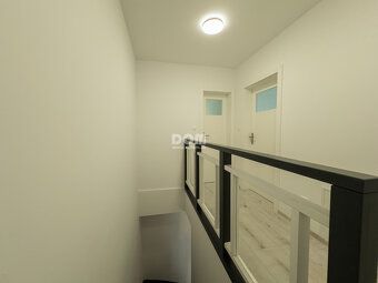 Ponúkam na predaj kompletne zariadený dvojpodlažný rodinný d