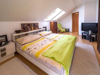 Ponúkame Vám veľký dvojpodlažný 8 izbový rodinný dom v tiche