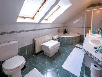 Ponúkame Vám veľký dvojpodlažný 8 izbový rodinný dom v tiche