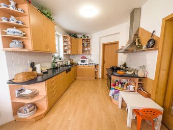 Ponúkame na predaj veľký dvojpodlažný 7 izbový rodinný dom v