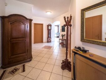 Ponúkame na predaj veľký dvojpodlažný 7 izbový rodinný dom v