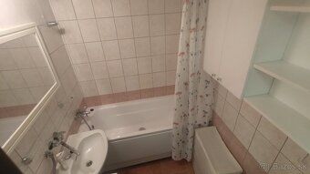 Ponúkame na predaj priestranný a svetlý trojizbový byt s cel