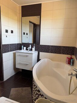 PRIESTRANNÉ BÝVANIE V TICHOM PROSTREDÍ: 120 m² PO REKONŠTRUK