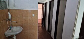 Пропонуємо до продажу триповерхову промислову будівлю з окре