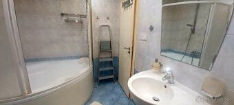 0918 463 296
Ponúkam na prenájom väčší tehlový 3 izbový byt 