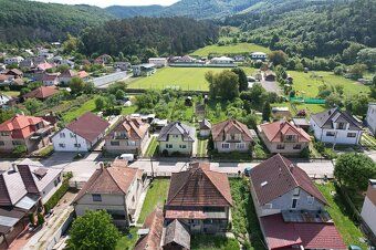 Obec Uhrovec Vám ponúka na predaj 2-izbový rodinný dom s poz