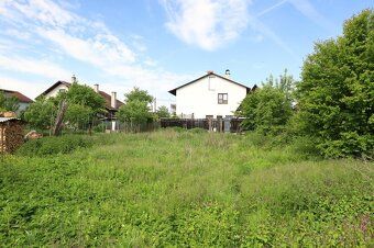 Obec Uhrovec Vám ponúka na predaj 2-izbový rodinný dom s poz