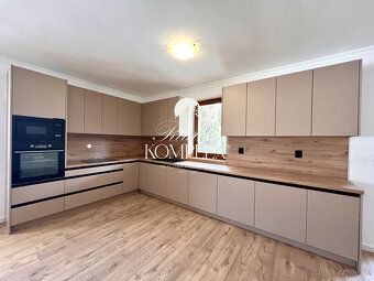 Typ: Rodinný dom Obec: Veľké Dvorníky
🏡 Reality KOMPLEX s.r.