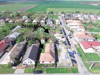 Dom sa nachádza na Hlavnej ulici v obci Čata. Obytný priesto