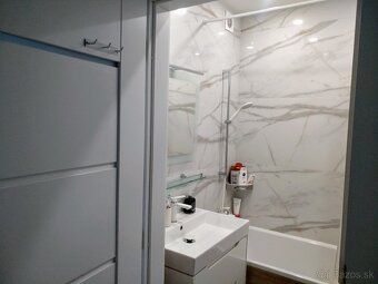 This fantastic 3-bedroom apartment is ideal for students see