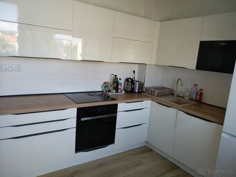 This fantastic 3-bedroom apartment is ideal for students see