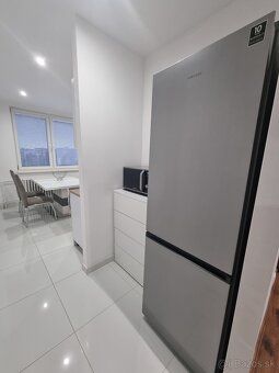 Ponúkam na predaj priestranný 2-izbový byt s výmerou 67 m², 