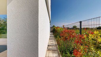 Dvojpodlažný rodinný dom s modernou architektúrou.
Moderný n