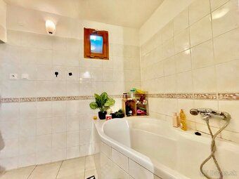Ponúkame na predaj rekonštruovaný meštiansky 4-izbový rodinn