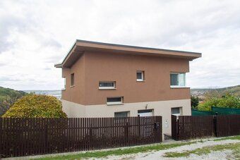 Ponúkam na predaj kompletne zrekonštruovaný rodinný dom v ob